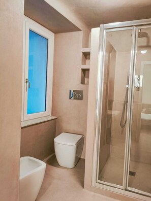 Suihku, hiustenkuivaaja, bidee, pyyhkeet