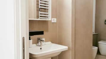 Douche, sĂšche-cheveux, bidet, serviettes fournies