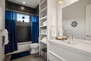 Dusche, Haartrockner, Handtücher, Shampoo