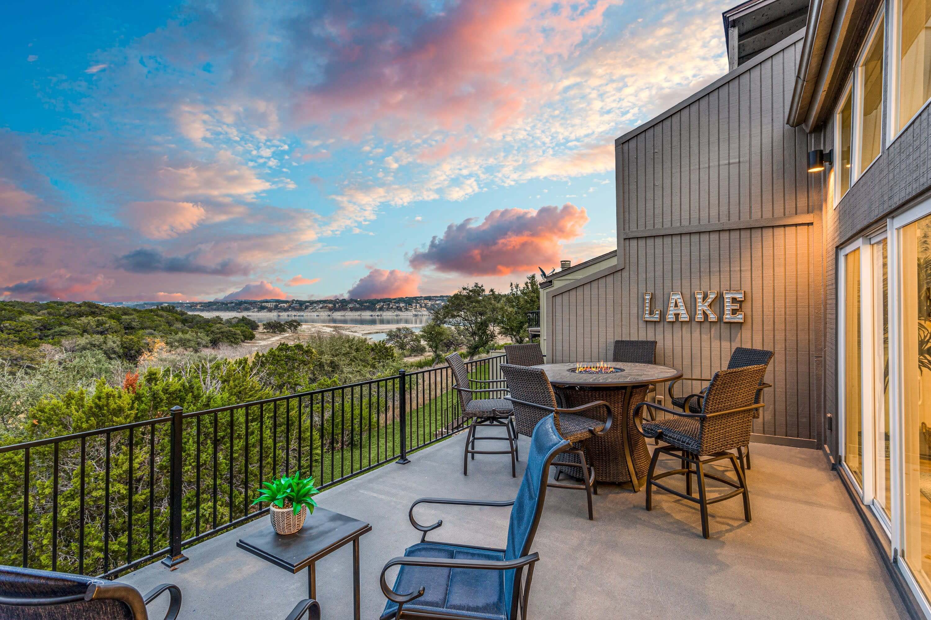 The Sunny Escape: Lakefront Townhome by Barclé