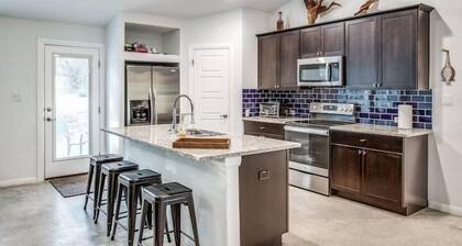 Spacious Lake Travis getaway with boat parking