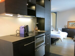 Fridge, microwave, stovetop, coffee/tea maker - Studio Seine Odeon CityCosy (Paris)