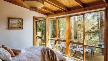 5 bedrooms, iron/ironing board, WiFi, bed sheets