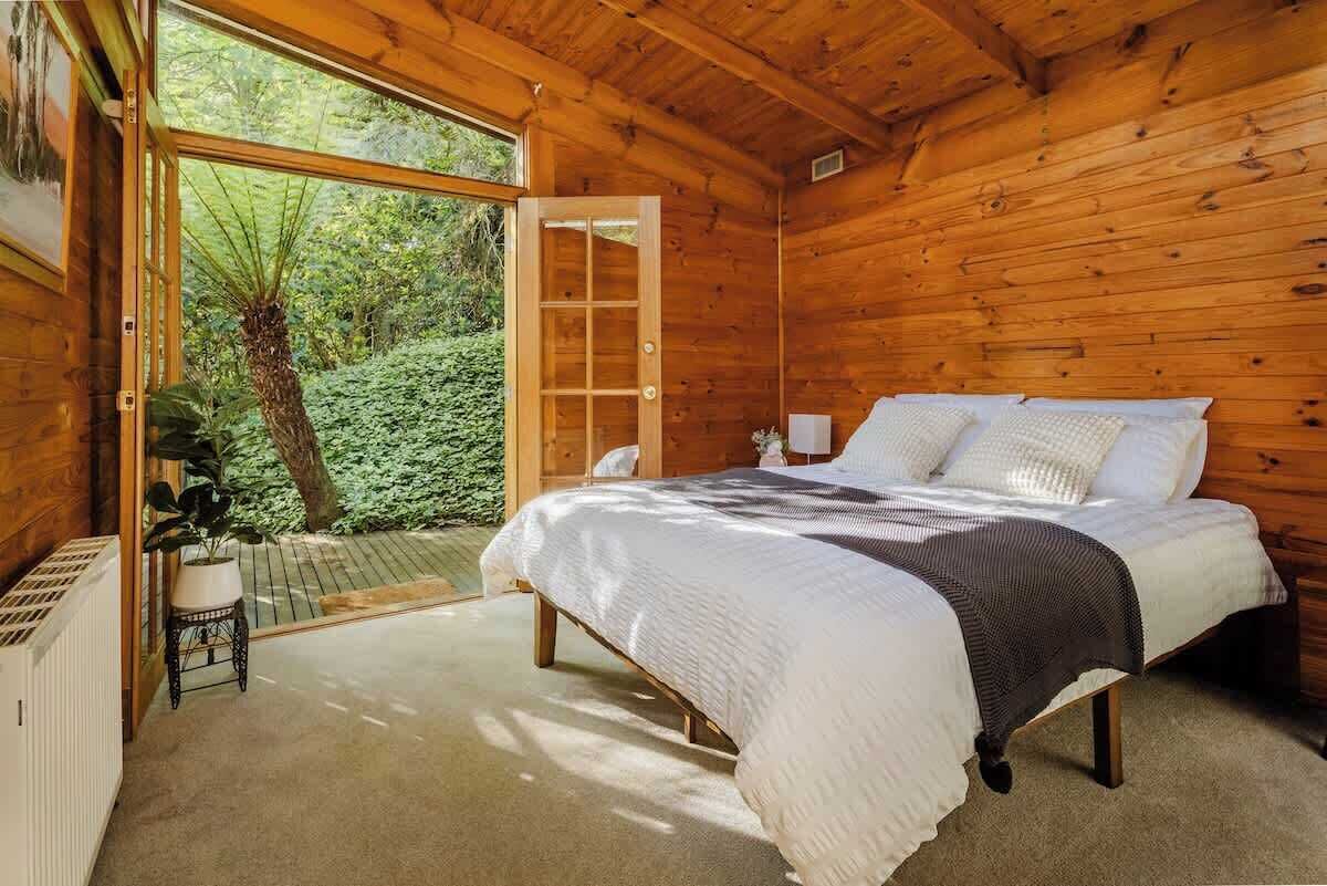 5 bedrooms, iron/ironing board, WiFi, bed sheets