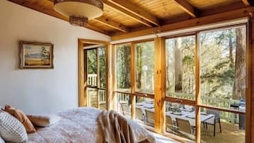 5 bedrooms, iron/ironing board, WiFi, bed sheets