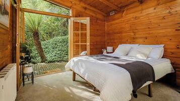 5 bedrooms, iron/ironing board, WiFi, bed sheets