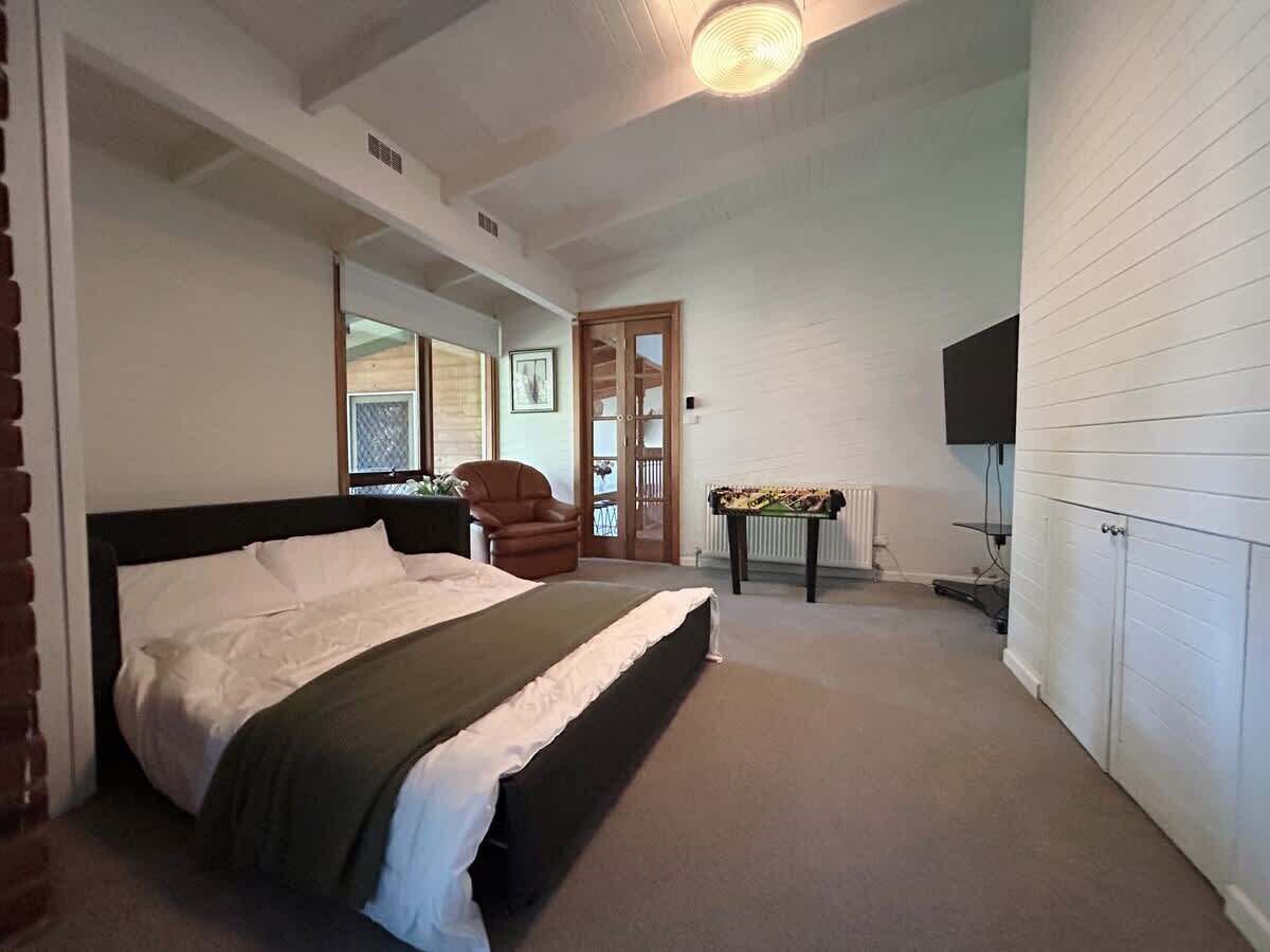 5 bedrooms, iron/ironing board, WiFi, bed sheets