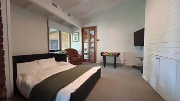 5 bedrooms, iron/ironing board, WiFi, bed sheets