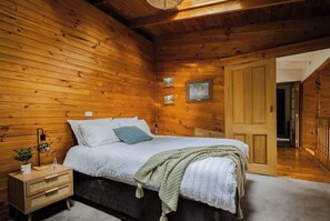 5 bedrooms, iron/ironing board, WiFi, bed sheets