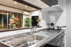 Refrigerador, microondas, placa de cocina, tetera/pava eléctrica