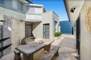 Outdoor dining - Luxury Villas Ocean View on the Esplanade (Walk to the beach) (Central Coast)