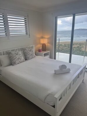 3 bedrooms - Luxury Villas Ocean View on the Esplanade (Walk to the beach) (Central Coast)