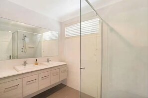 Bathroom - Luxury Villas Ocean View on the Esplanade (Walk to the beach) (Central Coast)