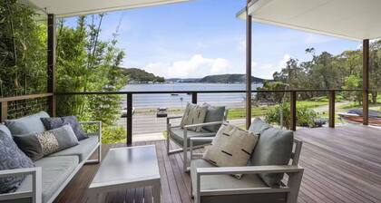 Luxury Villas Araluen Waterfront Getaway (Walk to the beach)