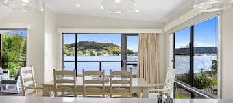 Luxury Villas Araluen Waterfront Getaway (Walk to the beach)