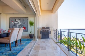 Outdoor dining - Just renovated! 3BD Ocean View in Molino de Agua 3BD Condo for rent in Los Muert (Puerto Vallarta)
