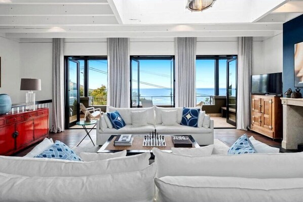 Living area - Luxury Villas Tommy’s at Killcare (Walk to the beach) (Central Coast)