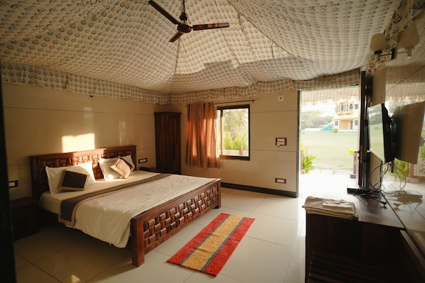 Deluxe Tent | Desk, laptop workspace, free WiFi