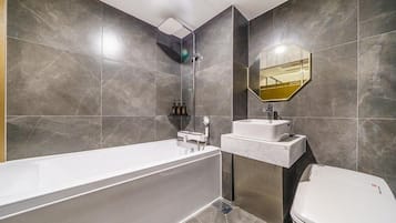 Secador de pelo, batas, pantuflas, bidet