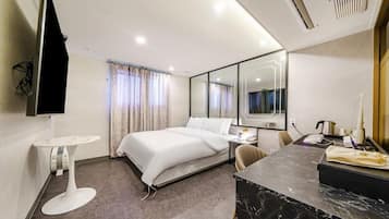 Habitación doble Deluxe | Decoración personalizada, muebles diferentes y escritorio