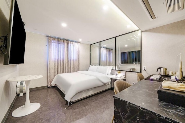 Deluxe Double Room | Individually decorated, individually furnished, desk, soundproofing