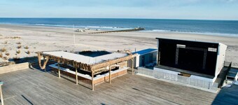 Seaport Pier Palace; 3BR, Steps to Beach & Boards