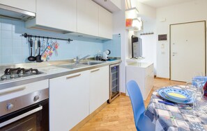 Geladeira, micro-ondas, cooktop, lava-louças