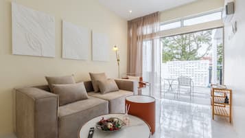 Deluxe House, 2 Bedrooms | Living area