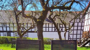 A patio with two chairs and two potted plants. - Schöne Große Ferienwohnung für 1-4 Gäste, zum Entspannen Bestens Geeignet (Frielendorf)