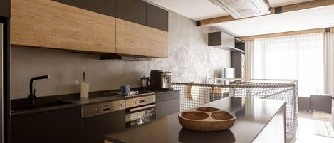 Geladeira, cooktop, lava-louças, cafeteira/chaleira