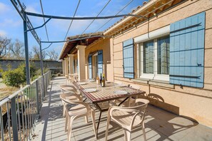 Outdoor dining - Villa with swimming pool in Sorgues (Sauveterre)
