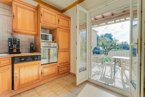 Een koelkast, een microgolfoven, een oven, een kookplaat