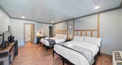 Charming, Updated Double Queen on Stateline - Blue Jay Lodge