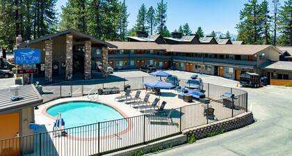 Dreamy Queen Bed Getaway on Stateline - Blue Jay Lodge