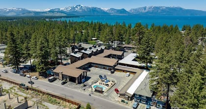 Dreamy Queen Bed Getaway on Stateline - Blue Jay Lodge