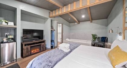 Updated King Bed with Jacuzzi! Stay on Stateline at Blue Jay Lodge