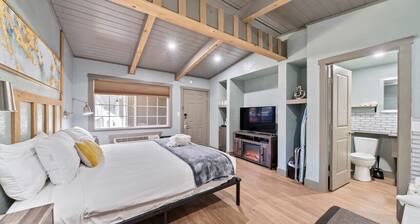 Updated King Bed with Jacuzzi! Stay on Stateline at Blue Jay Lodge