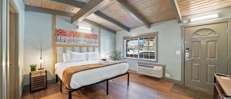 1 habitación, escritorio, tabla de planchar con plancha y cuna de viaje