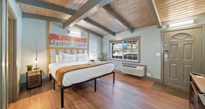 King Suite Escape! Steps from Stateline at Blue Jay Lodge