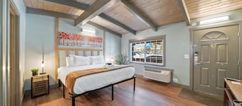 King Suite Escape! Steps from Stateline at Blue Jay Lodge