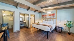 1 soverom, skrivebord, strykejern/-brett og reiseseng for barn