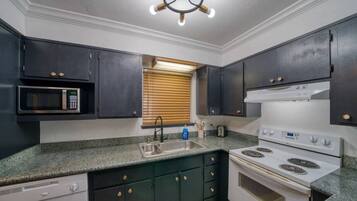 Een koelkast, een magnetron, een oven, een kookplaat