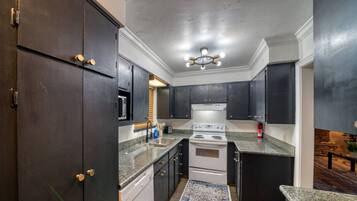 Køleskab, mikrobølgeovn, ovn, kogeplade