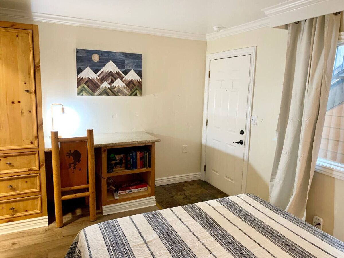 1 bedroom, desk, iron/ironing board, WiFi