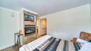 1 bedroom, desk, iron/ironing board, WiFi