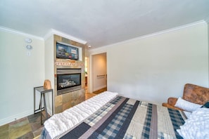1 bedroom, desk, iron/ironing board, WiFi