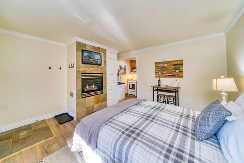 Studio room only a short walk from all of Stateline`s top attractions!