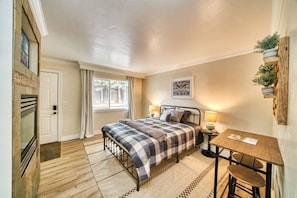1 slaapkamer, een bureau, een strijkplank/strijkijzer, wifi