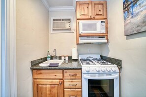 Een magnetron, een oven, een kookplaat, een koffiezetapparaat/waterkoker