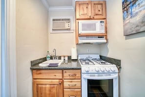 Een magnetron, een oven, een kookplaat, een koffiezetapparaat/waterkoker